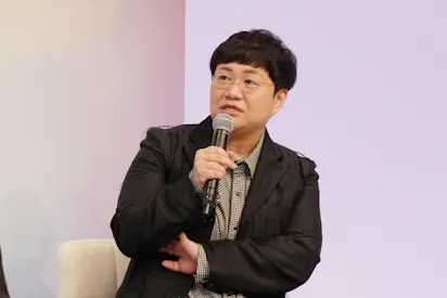 初日から胸ぐら掴んでます」田中圭、共演者に追い詰められる