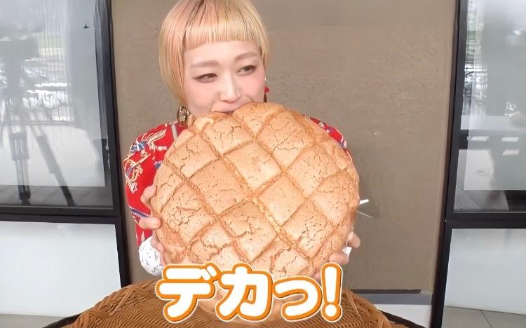 超巨大メロンパンが登場！ロシアン佐藤が話題の「道の駅グルメ」を食べ