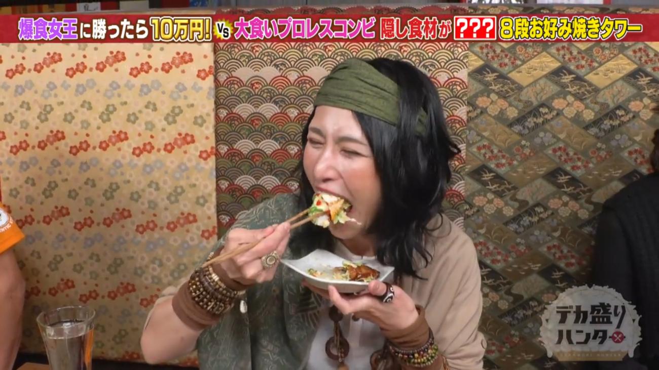 総重量4．5kg＞美女プロレスラーが巨大お好み焼きタワー爆食！：デカ
