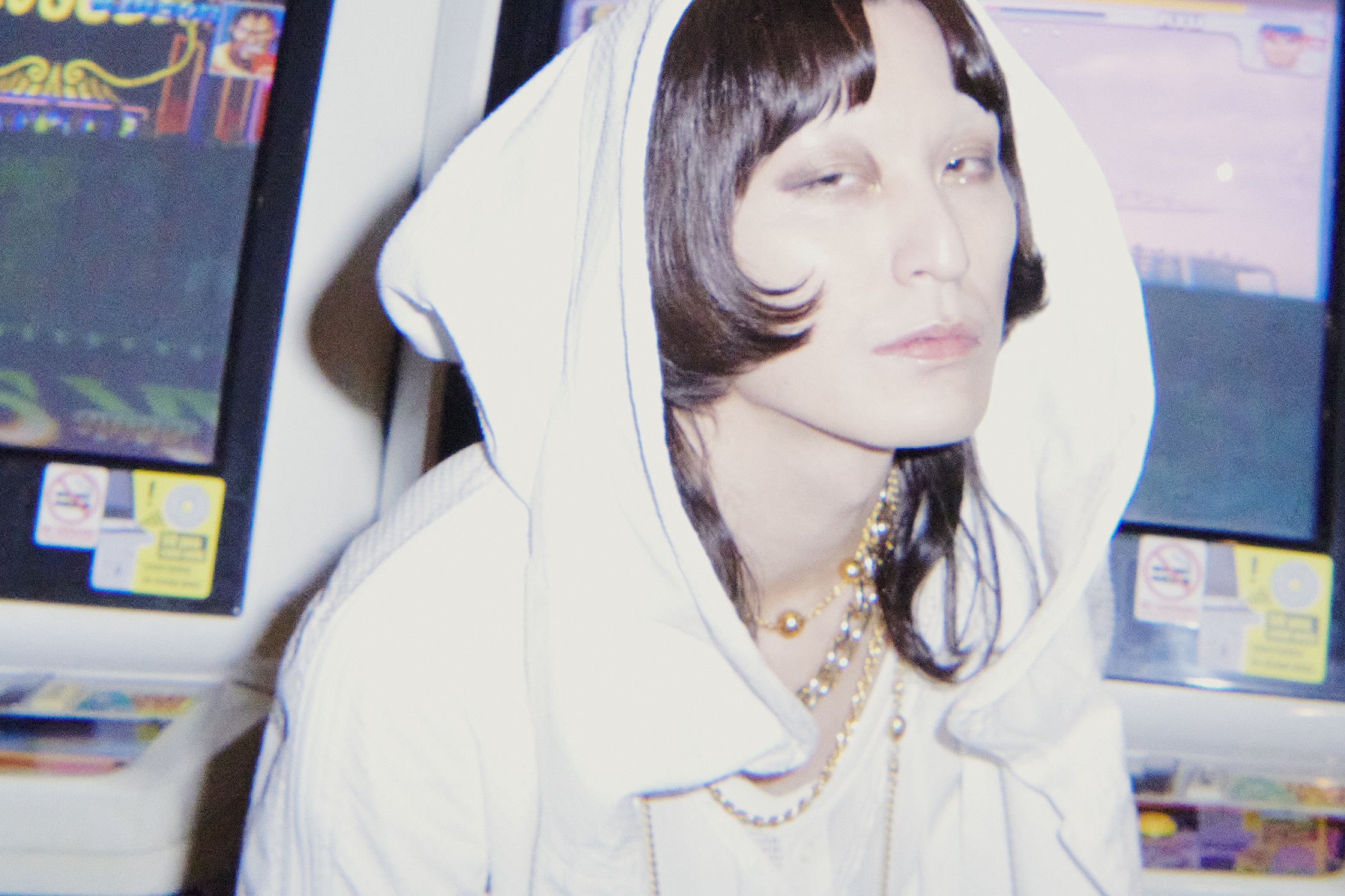 昭和の風情漂うスナック街でたそがれる主人公・優作の姿が印象的な