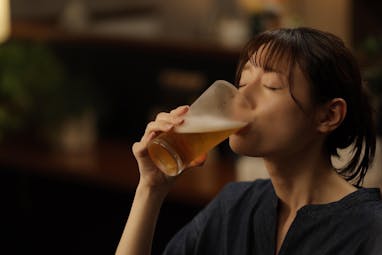 栗山千明主演“お酒”をテーマにした新たなグルメドラマが誕生／武田航平・辻凪子・おかやまはじめの出演が決定！さらに、馬場裕之(ロバート)が全体の料理監修を担当&ドラマ出演！第1話の場面写真を解禁！  | 最新情報 | 【ドラマ25】晩酌の流儀 | テレ東・ＢＳテレ東 7ch(公式)